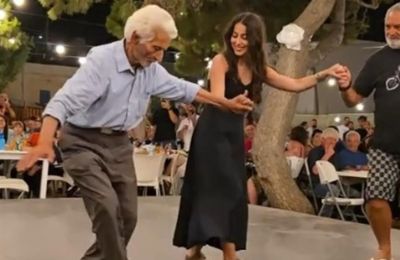Ο 92χρονος με την εγγονή του