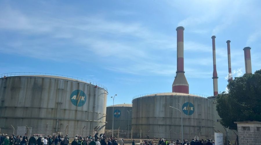 Αντί συμμόρφωσης με την ευρωπαϊκή οδηγία, έδωσαν τα χρήματα για λεωφορεία, στάσεις λεωφορείων, πεζοδρόμια, μικρομεσαίες επιχειρήσεις, φωτισμό στους δρόμους, ενοικίαση πυροσβεστικού εξοπλισμού και άλλα