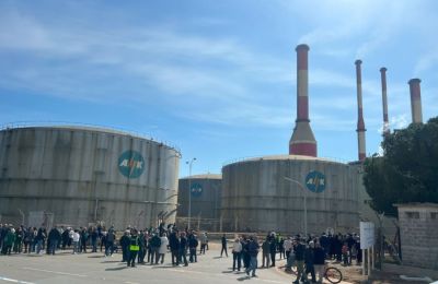 Αντί συμμόρφωσης με την ευρωπαϊκή οδηγία, έδωσαν τα χρήματα για λεωφορεία, στάσεις λεωφορείων, πεζοδρόμια, μικρομεσαίες επιχειρήσεις, φωτισμό στους δρόμους, ενοικίαση πυροσβεστικού εξοπλισμού και άλλα