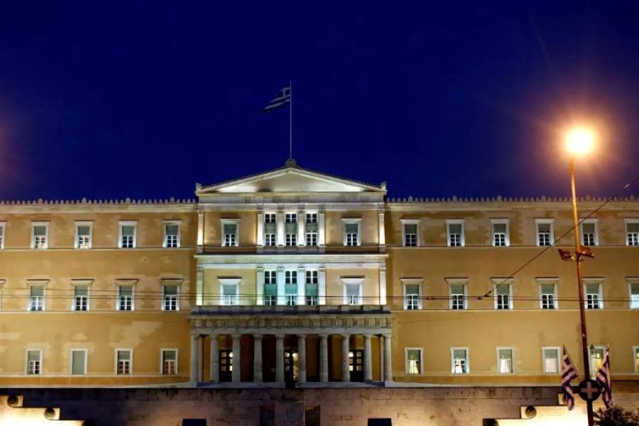 Εντοπίστηκε ύποπτος φάκελος έξω από την Ελληνική Βουλή