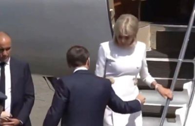 Το προεδρικό ζεύγος της Γαλλίας είχε ακόμη μία αμήχανη στιγμή μπροστά στις κάμερες