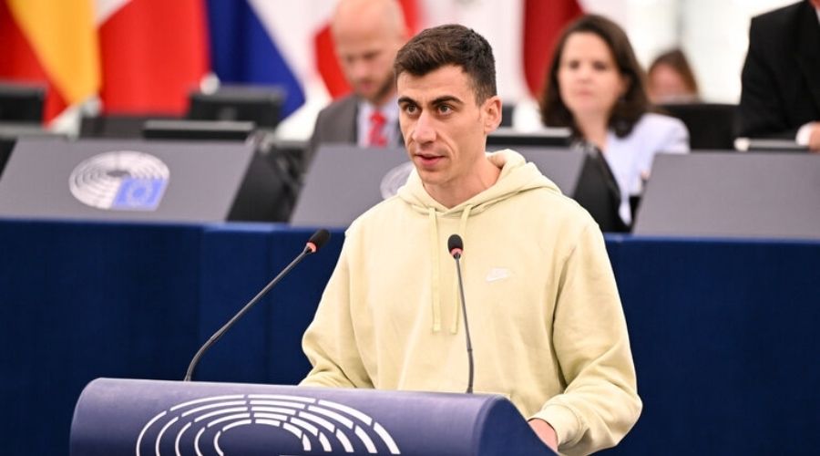 «Παιθκιά, δεν έχω καμία σχέση με τον Ίλον Μασκ. Δεν ξαναμιλήσαμε από τότε που κάναμε την αγκαλιά», ανέφεερε ο Φειδίας Παναγιώτου