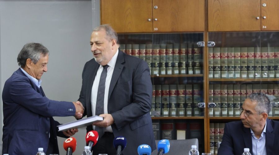 O πρόεδρος της ερευνητικής επιτροπής, Μιχαλάκης Χριστοδούλου, παρέδωσε το πόρισμα για τους takata στον γενικό εισαγγελέα, Γιώργο Σαββίδη