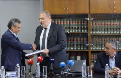 O πρόεδρος της ερευνητικής επιτροπής, Μιχαλάκης Χριστοδούλου, παρέδωσε το πόρισμα για τους takata στον γενικό εισαγγελέα, Γιώργο Σαββίδη