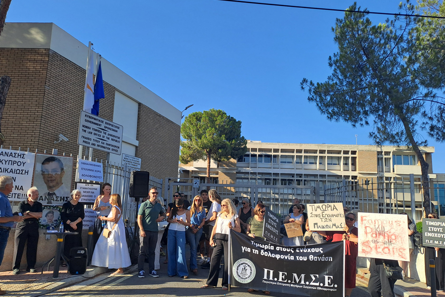 Διαμαρτυρήθηκαν έξω από τη Νομική Υπηρεσία για την υπόθεση Θανάση