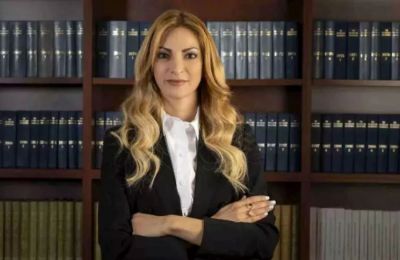 Η Ντόρια Βαρωσιώτου «καρατομήθηκε αδίκως διότι ήταν αδιάφθορη και δεν υπέκυψε στους εκβιασμούς των ανωτέρων της να αλλάζει τα πορίσματα», είπε η Αντριάνα Νικολάου