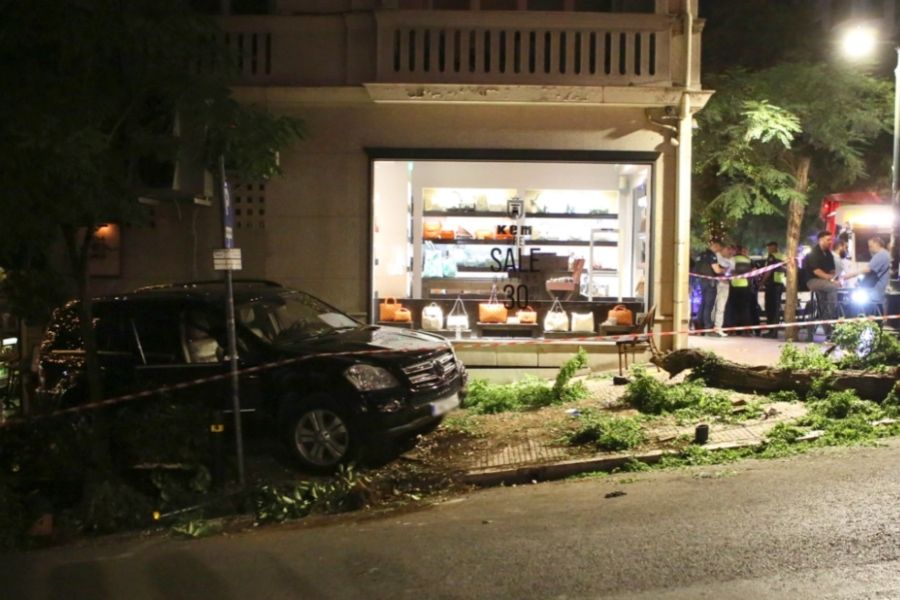 Ξέχασε το χειρόφρενο και το SUV παρέσυρε 12 πελάτες εστιατορίου