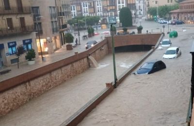 «Αναζητούμε δυο ανθρώπους στην Κουβέγιες», κοινότητα 17.000 κατοίκων, περίπου 50 χιλιόμετρα από τη Βαρκελόνη, ανέφερε η πυροσβεστική