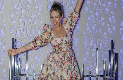 Το τρυφερό  στιγμιότυπο με τους τρεις τους αγκαλιά