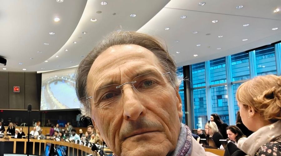 Όταν έγινε ο ίδιος δέκτης κριτικής και αρνητικών σχολίων, ο Δώρος Πολυκάρπου έγραψε (σε διαφορετική ανάρτηση) «Όχι στην πνευματική τρομοκρατία και φίμωση της διαφορετικής άποψης»