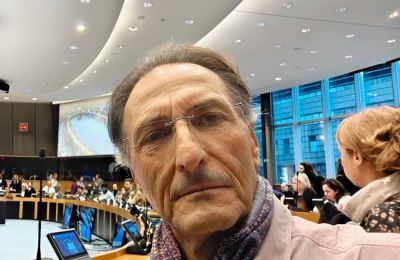 Όταν έγινε ο ίδιος δέκτης κριτικής και αρνητικών σχολίων, ο Δώρος Πολυκάρπου έγραψε (σε διαφορετική ανάρτηση) «Όχι στην πνευματική τρομοκρατία και φίμωση της διαφορετικής άποψης»
