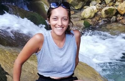 «Πήδηξε πάνω της και συνέχισε να τη μαχαιρώνει»