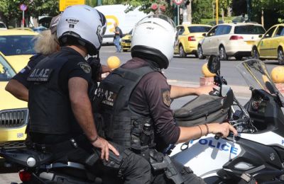 Χειροπέδες σε αστυνομικούς για εμπόριο ναρκωτικών στην Ελλάδα