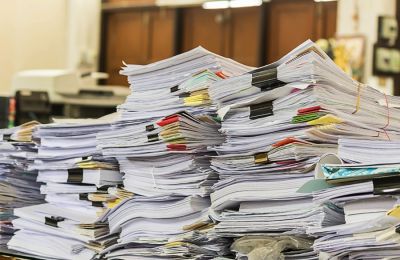 Παρότι κατέθεσε όλα τα απαραίτητα δικαιολογητικά, πληρώνοντας τις σχετικές αμοιβές και έχοντας συμμορφωθεί με τις νόμιμες προϋποθέσεις, περιμένει εδώ και δύο χρόνια πολεοδομική άδεια