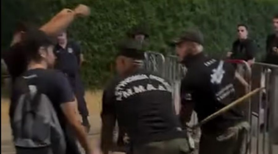 Αστυνομικός εμποδίζει φοιτητές να κάψουν την σημαία του ψευδοκράτους