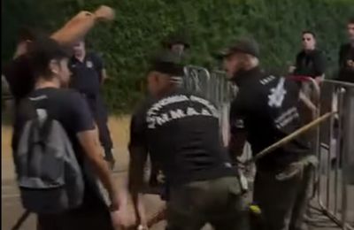 Αστυνομικός εμποδίζει φοιτητές να κάψουν την σημαία του ψευδοκράτους