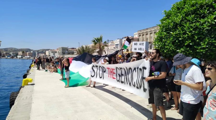 Περίπου 300 άτομα είχαν συγκεντρωθεί στο λιμάνι της Ερμούπολης