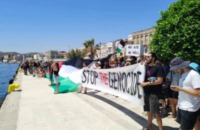 Περίπου 300 άτομα είχαν συγκεντρωθεί στο λιμάνι της Ερμούπολης