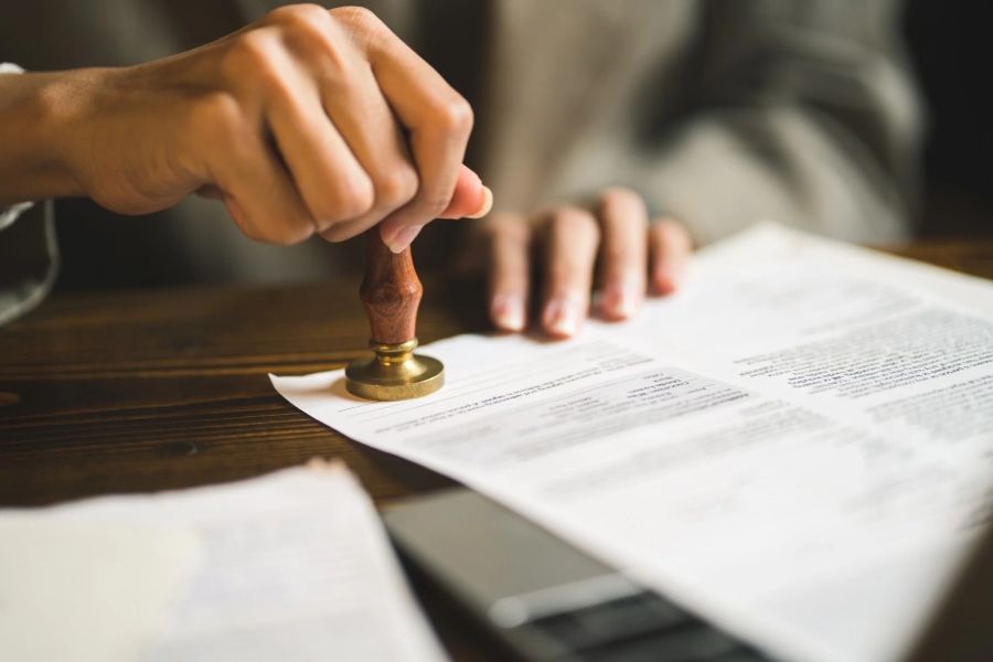 Προς απευθείας ανάθεση σε εταιρεία που συνδέεται με πολιτικό πρόσωπο