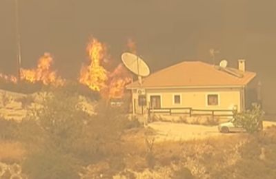 Η πυρκαγιά απειλεί σπίτι στο Βουνί και φωνάζουν σε ανθρώπους να απομακρυνθούν