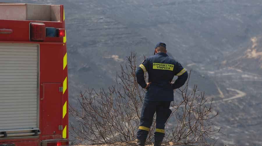 Αντιμετωπίστηκαν αναζωπυρώσεις - Ξεκίνησαν ρίψεις τα εναέρια μέσα