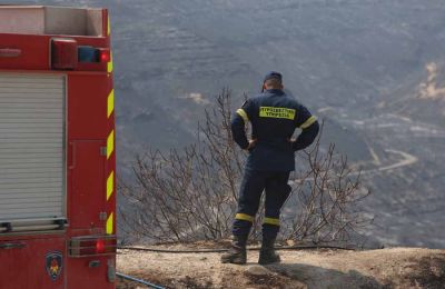 Αντιμετωπίστηκαν αναζωπυρώσεις - Ξεκίνησαν ρίψεις τα εναέρια μέσα