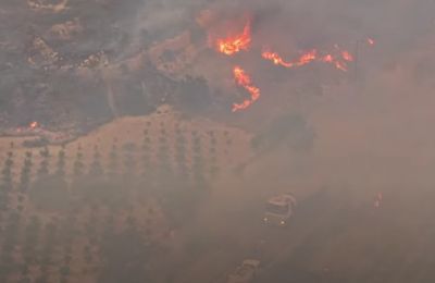 Το μαύρο πέπλο καπνού σκεπάζει τις κοινότητες