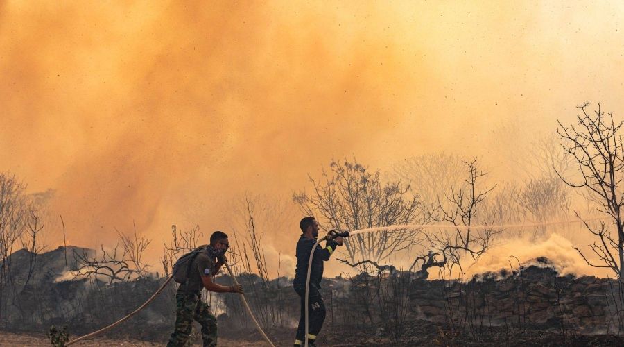 Ο Νεοκυπριακός Σύνδεσμος θεωρεί μεταξύ άλλων πως αν ερχόταν βοήθεια από τα κατεχόμενα θα είχαν σωθεί περιουσίες (Φωτό από τη μάχη με τις φλόγες: Καιρόφιλοι Κύπρου)