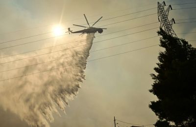 Ενισχύθηκαν οι δυνάμεις που επιχειρούν στην πυρκαγιά στη Δροσοπηγή