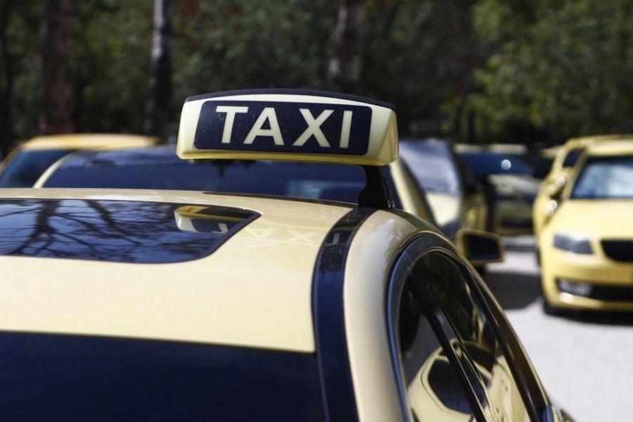 20χρονος οδηγούσε ταξί χωρίς άδεια και ζήτησε 310 ευρώ από πελάτισσα 20χρονος οδηγούσε ταξί χωρίς άδεια και ζήτησε 310 ευρώ από πελάτισσα