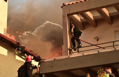 Δραματικές ώρες: Καίγονται σπίτια σε Κρυονέρι και Δροσοπηγή (ΒΙΝΤΕΟ)