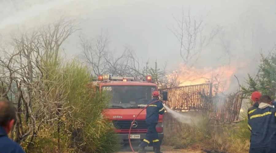 Πύρινη κόλαση στην Ελλάδα - Σκληρή μάχη με τις φλόγες 