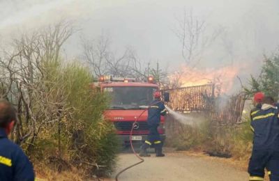 Πύρινη κόλαση στην Ελλάδα - Σκληρή μάχη με τις φλόγες 