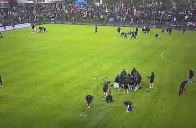 Μμπούκαραν στο γήπεδο για να... σκουπίσουν