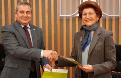 Μετά το οίκημα του σωματείου ΑΠΟΕΛ η Ανδρούλλα Βασιλείου βρήκε νέο θέμα για να προκαλέσει. Συνειδητά ή μη, κανείς δεν ξέρει