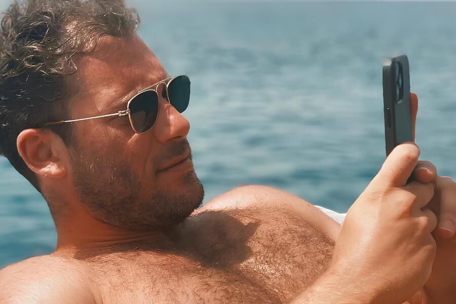 Όταν ο Αντίνοος Αλμπάνης πήρε… τον ύπνο του στην παραλία Όταν ο Αντίνοος Αλμπάνης πήρε… τον ύπνο του στην παραλία