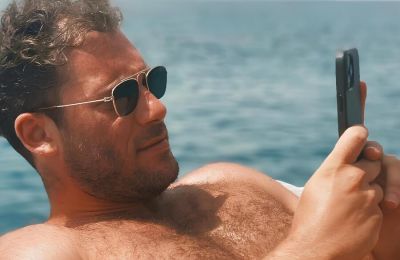 Ο Αντίνοος Αλμπάνης απολαμβάνει τον πιο ξεχωριστό ύπνο… κάτω από τον καλοκαιρινό ήλιο και δίπλα στο απέραντο γαλάζιο της παραλίας