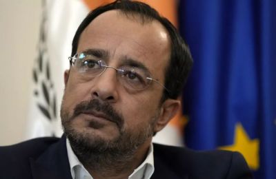 Ο Πρόεδρος θα. τηρείται συνεχώς ενημέρος 