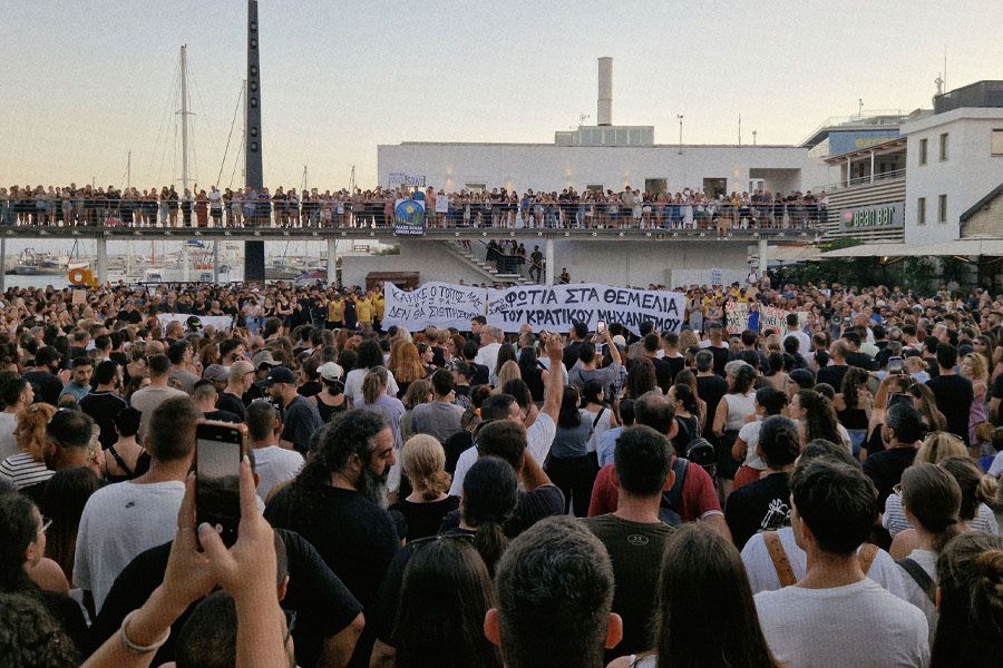 Πλήθος κόσμου στη διαμαρτυρία για τη φονική πυρκαγιά (ΦΩΤΟΣ, ΒΙΝΤΕΟ)