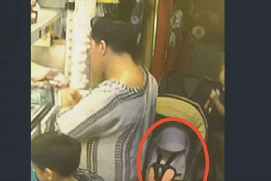 «Το παιδί χτύπησε στο κεφάλι στο μπάνιο» «Το παιδί χτύπησε στο κεφάλι στο μπάνιο»