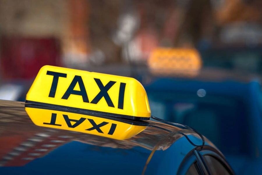 Πώς οδηγοί ταξί σπάζουν τον αποκλεισμό και εισέρχονται στα αεροδρόμια