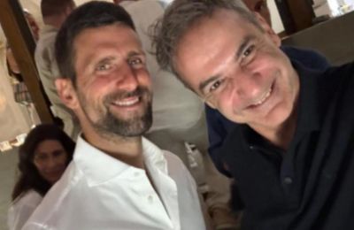 Συνάντηση και selfie Μητσοτάκη-Τζόκοβιτς στην Τήνο