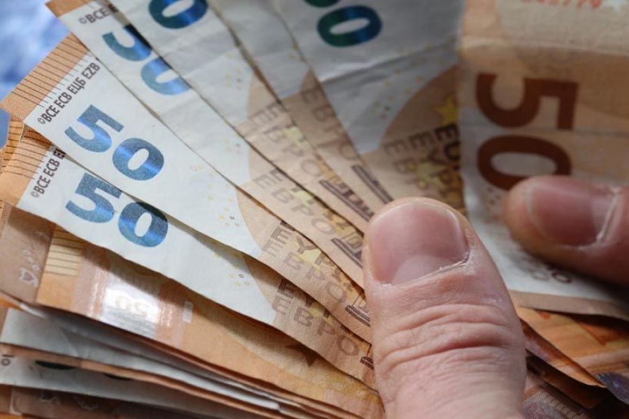 Παρίστανε πρώην τραπεζικό και του απέσπασε €720.000 Παρίστανε πρώην τραπεζικό και του απέσπασε €720.000
