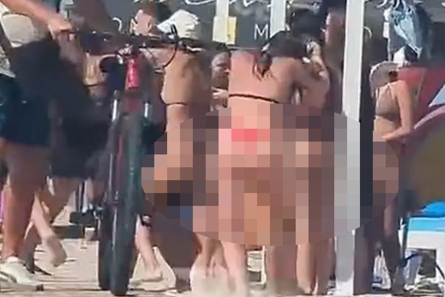 Άγριο ξύλο μεταξύ γυναικών σε παραλία (ΒΙΝΤΕΟ) Άγριο ξύλο μεταξύ γυναικών σε παραλία (ΒΙΝΤΕΟ)