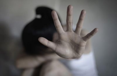 Μητέρα ακινητοποιούσε την κόρη της για να τη βιάζει ο σύντροφός της