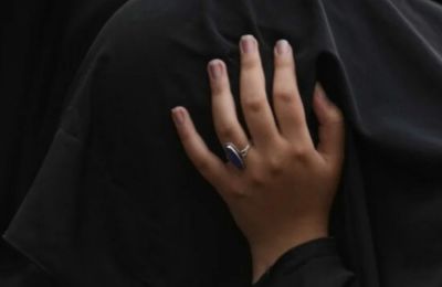 Στο εδώλιο γυναίκα που κατηγορείται ότι δολοφόνησε 11 συζύγους της