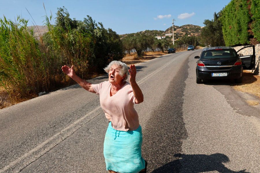 Κερατέα: Ένας νεκρός - Καίγονται σπίτια