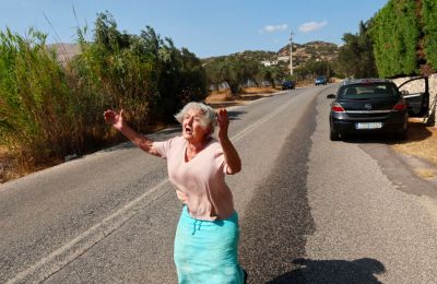 Κερατέα: Καίγονται σπίτια - Εκκενώνεται γηροκομείο  