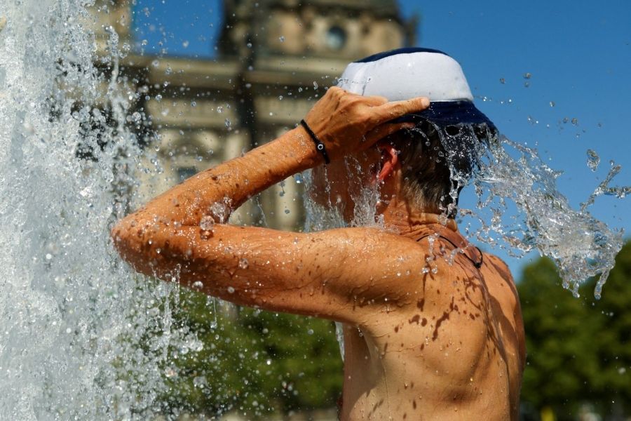 Μόνο με κλιματιστικό ή στην παραλία και τις επόμενες μέρες Μόνο με κλιματιστικό ή στην παραλία και τις επόμενες μέρες