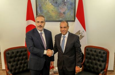 Ο Χακάν Φιντάν βρέθηκε στο Ελ Αλαμέιν για επαφές και με τον Αιγύπτιο πρόεδρο Αμπντέλ Φατάχ αλ Σίσι